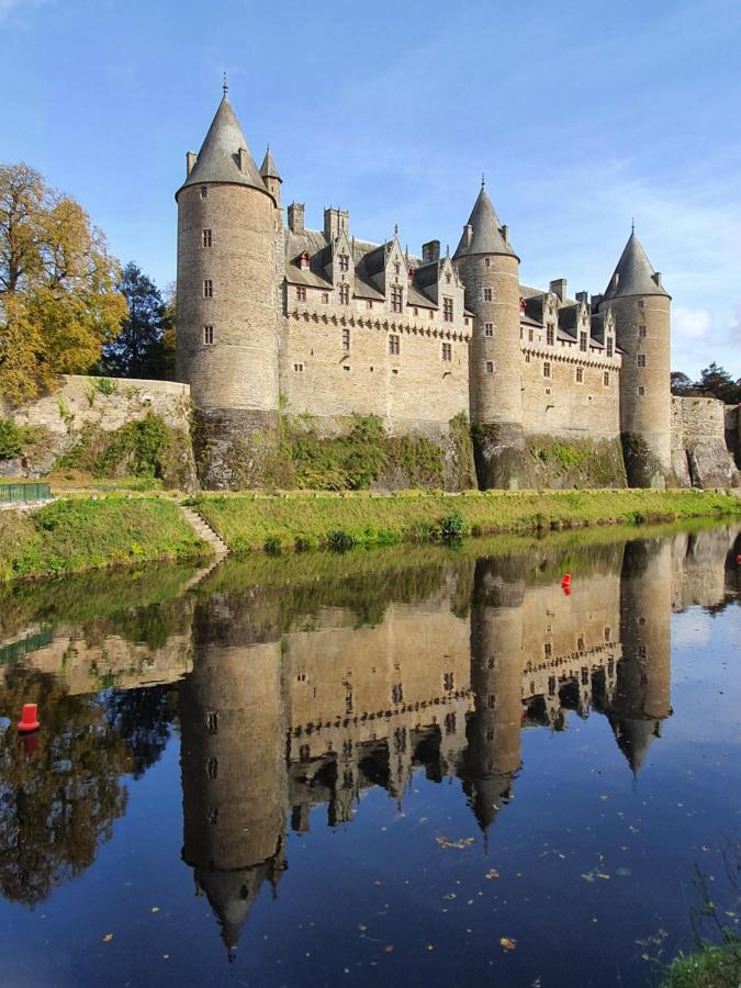 Bed and Breakfast Aux Lits Du Canal Josselin Exterior foto