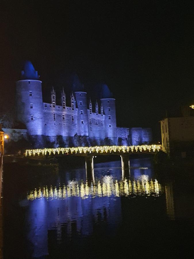 Bed and Breakfast Aux Lits Du Canal Josselin Exterior foto