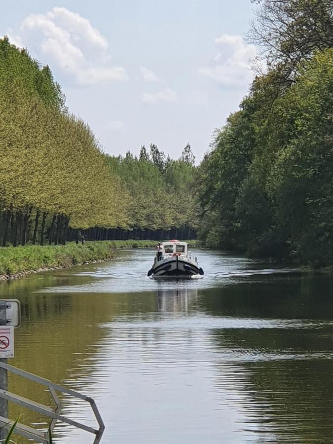 Bed and Breakfast Aux Lits Du Canal Josselin Exterior foto