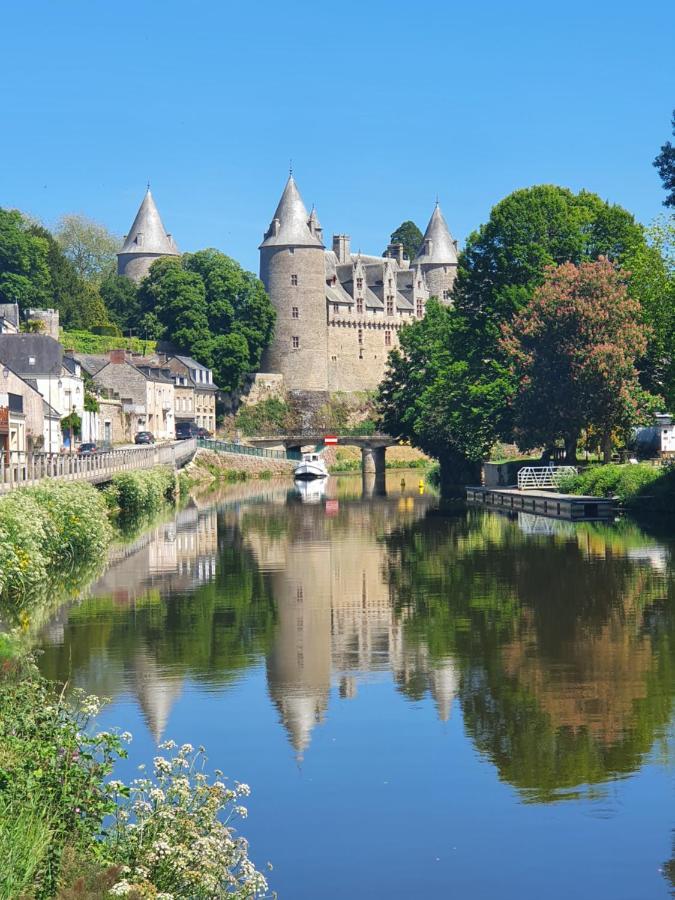 Bed and Breakfast Aux Lits Du Canal Josselin Exterior foto