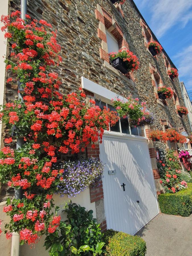 Bed and Breakfast Aux Lits Du Canal Josselin Exterior foto