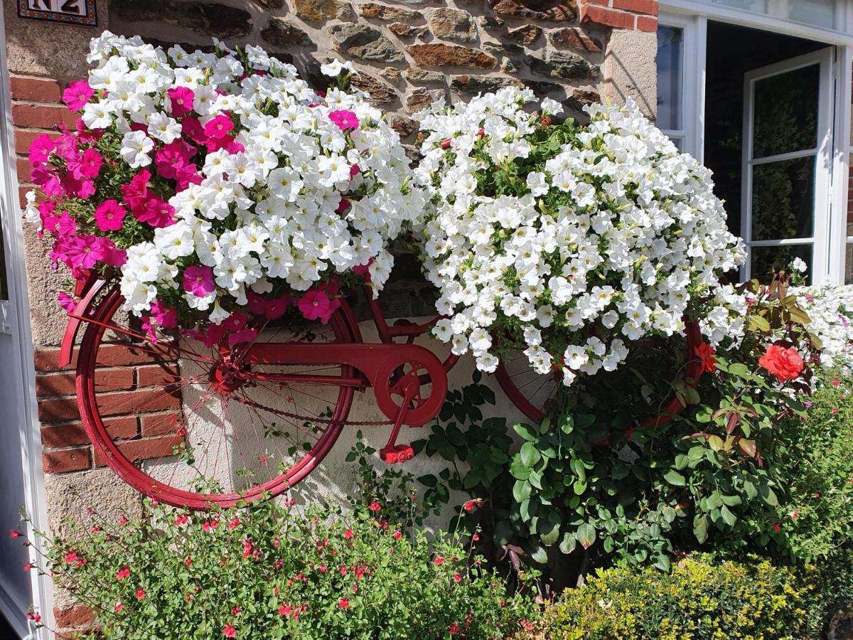 Bed and Breakfast Aux Lits Du Canal Josselin Exterior foto